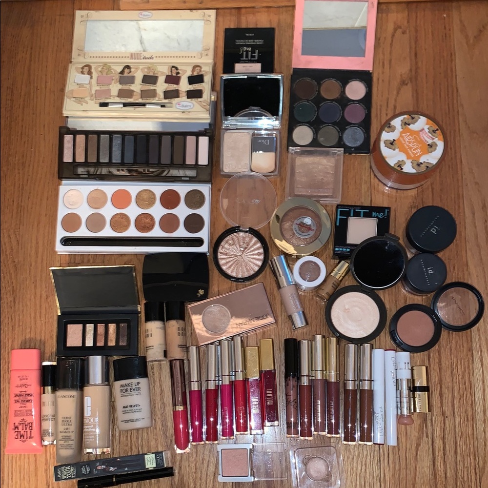 Makup a lot includes KYLIE JENNER BRONZE PALLET 🔥